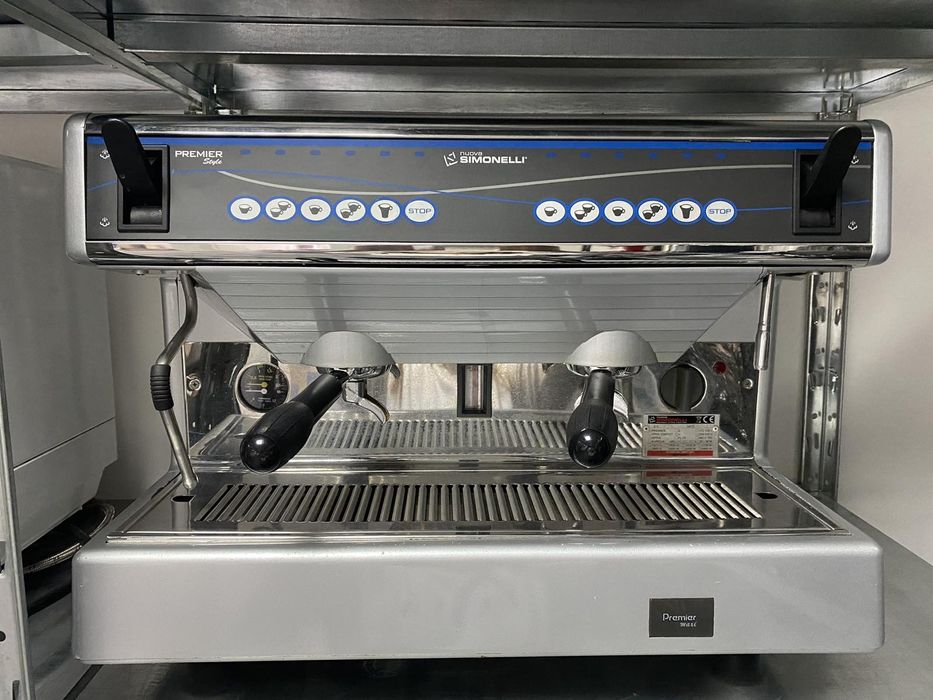 Кавомашина професійна Nuova Simonelli  в ідеальному стані. 2 кв