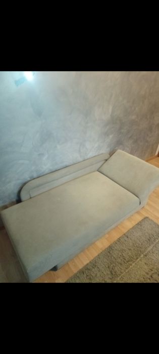 Kanapa jednoosobowa beżowa.