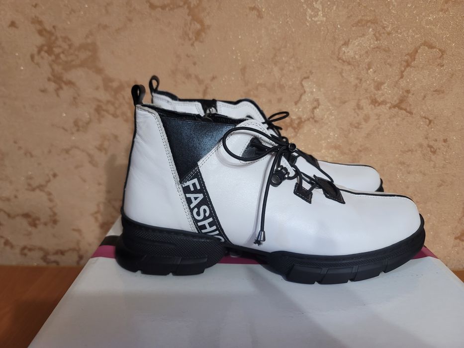 Жіночі шкіряні туфлі