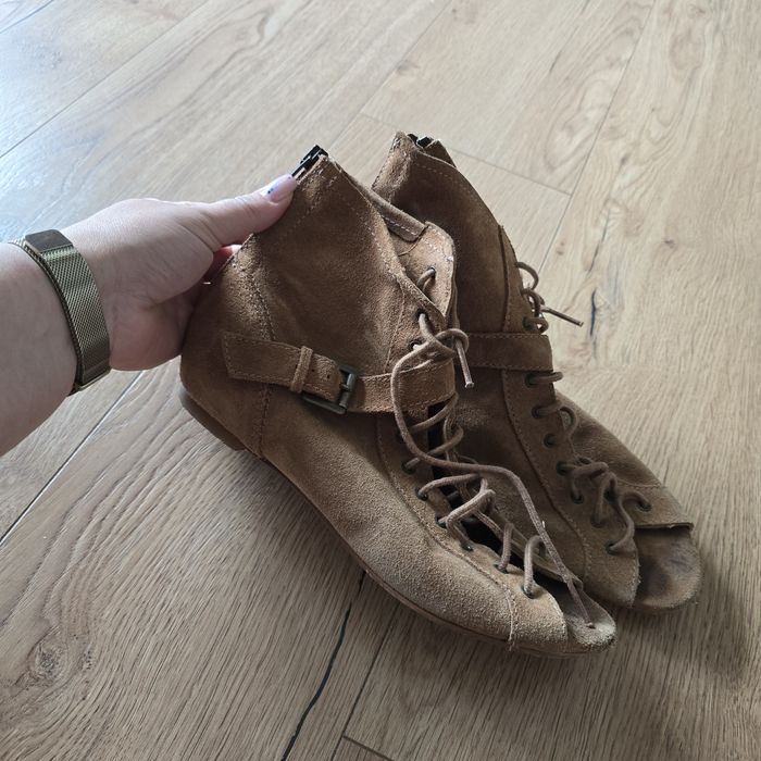 Buty open toe płaskie bershka skóra naturalna leather zamsz 40 za kostkę