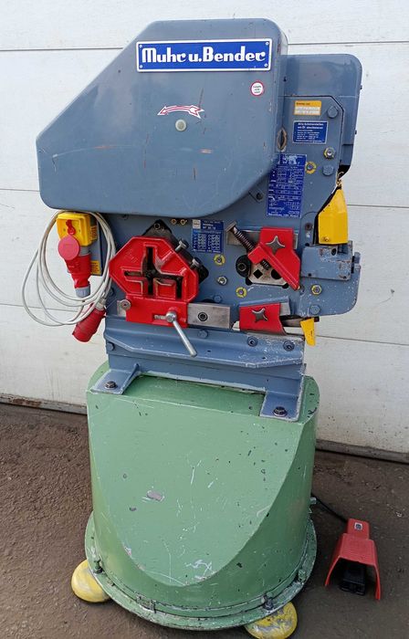 Mubea  Elektryczna Uniwersalna gilotyna do metalu Wykrawania otworów