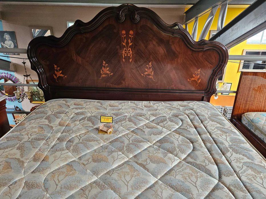 Excelente cama com estrado e colchão - Bom estado geral