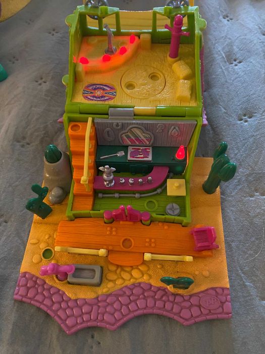 Polly Pocket Horseshoe Saloon / Light-up Horse House
