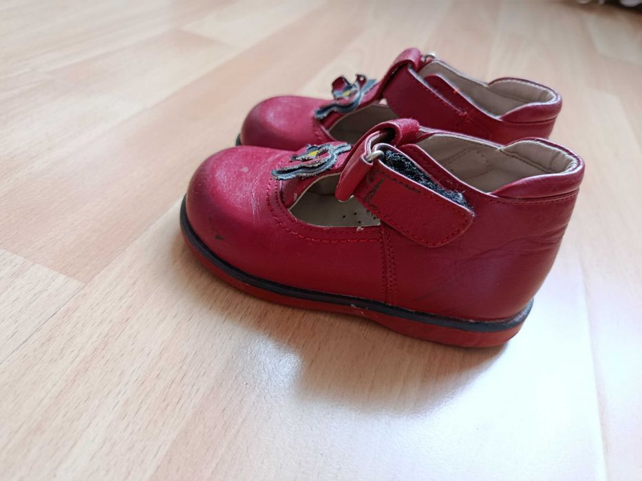 Отдам бесплатно туфли на девочку