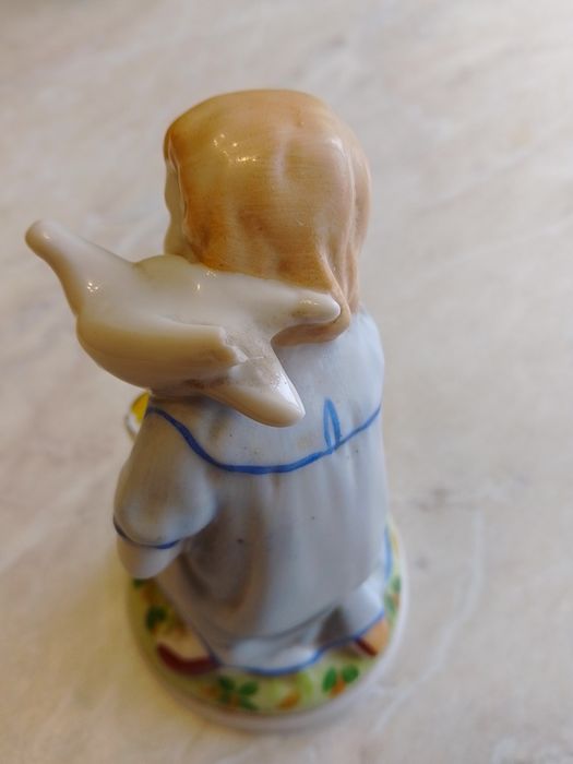 Статуетка фарфор дівчина з голубом