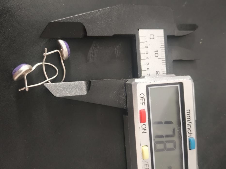 Stare srebrne kolczyki z fioletowym oczkiem. Vintage