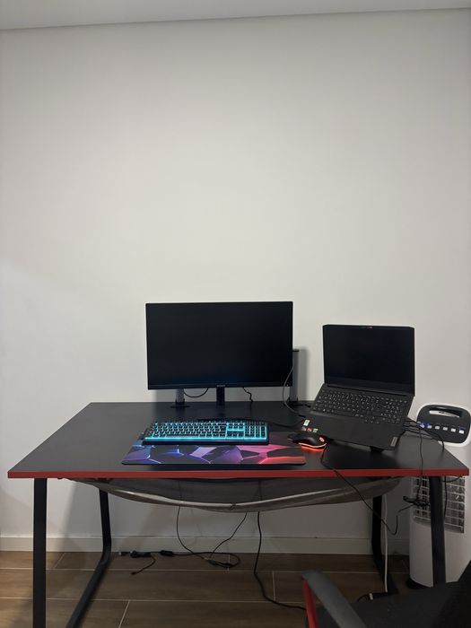 Mesa gamer preta com detalhes vermelhos 134x60cm