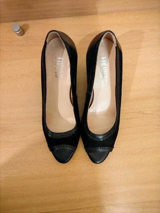 Sapatos de salto médio tipo peep toe e com diferentes materiais como camurça