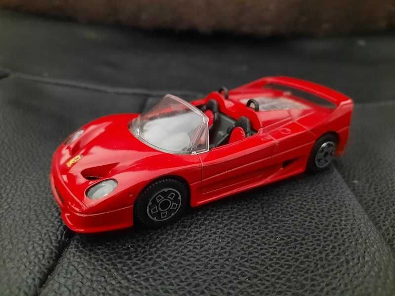 Miniaturas Ferrari e Porsche à escala 1/43