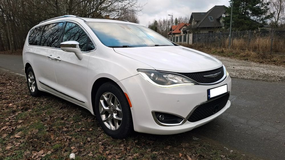 Chrysler Pacifica 2017 Limited prywatnie z odkurzaczem.