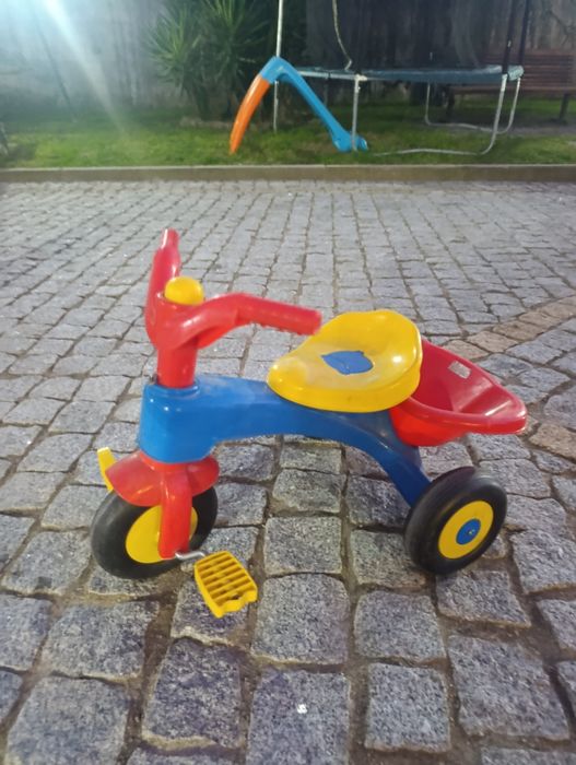 Vendo triciclo em bom estado com pouco uso.