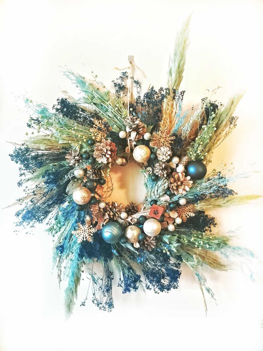 Zimowy, bajkowy świąteczny wianek z suszonych roślin na Święta