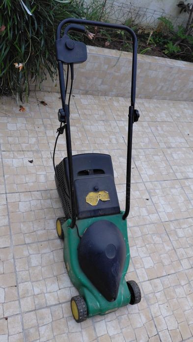 Máquina de cortar relva