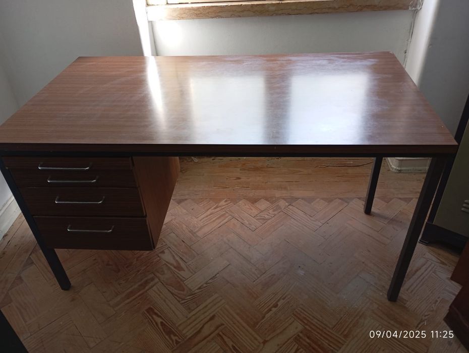 Secretária com pés em metal