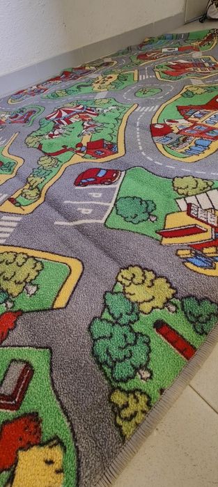 Tapete infantil com pista
