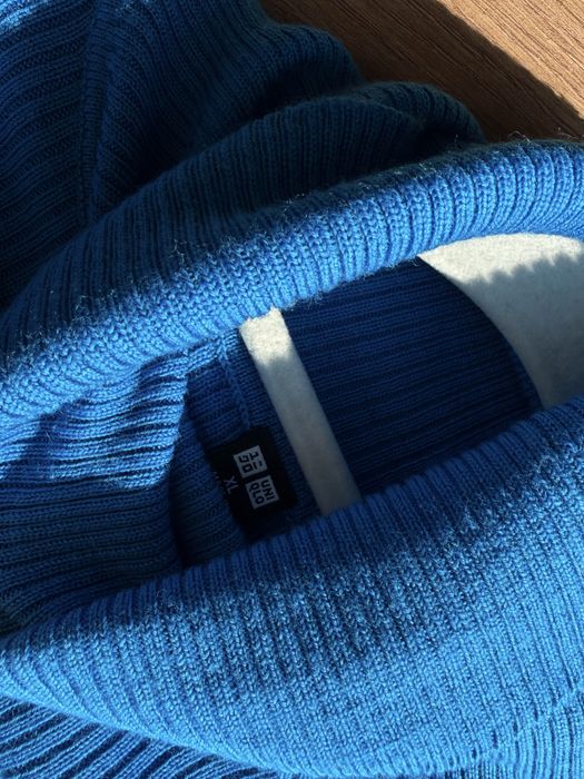 Niebieski prazkowany welniany sweter uniqlo