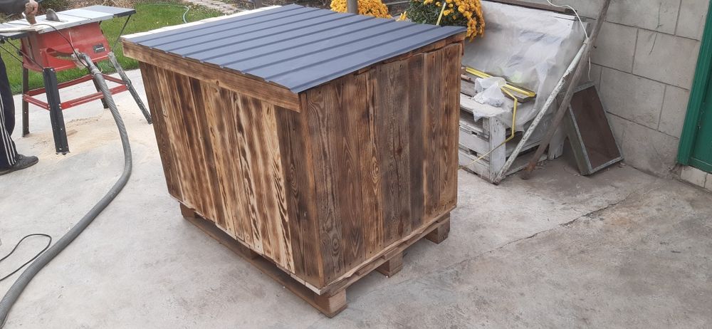 Будка утеплена для собаки.