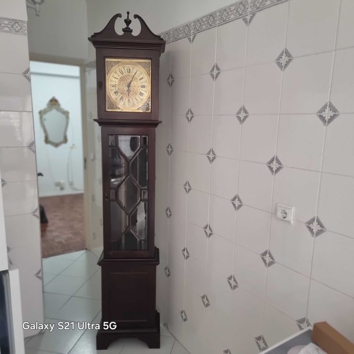 Relógio templos com três pesos de pêndulo antigo