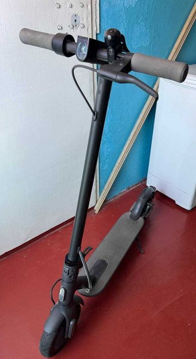 Електросамокат xiomi mi electric scooter essential