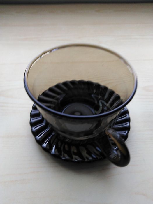 filiżanki z podstawkami z czasów prl ciemne szkło