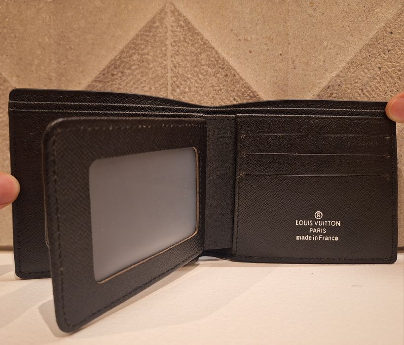 Czarny portfel LV