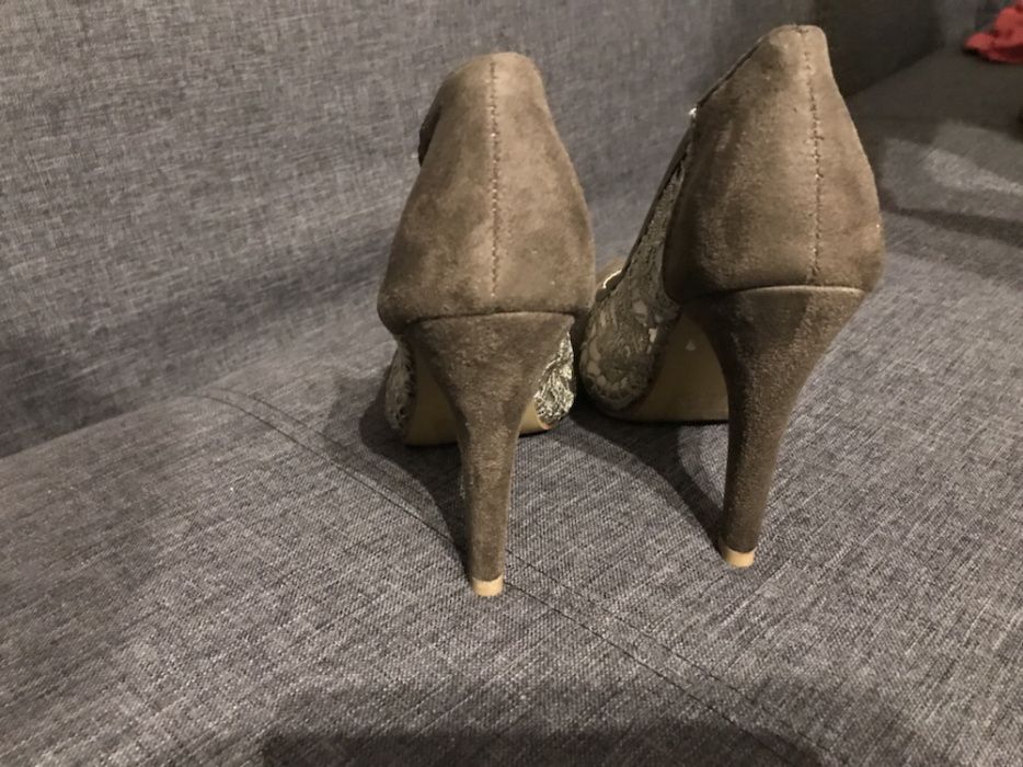 Nowe kremowe z koronką szpilki