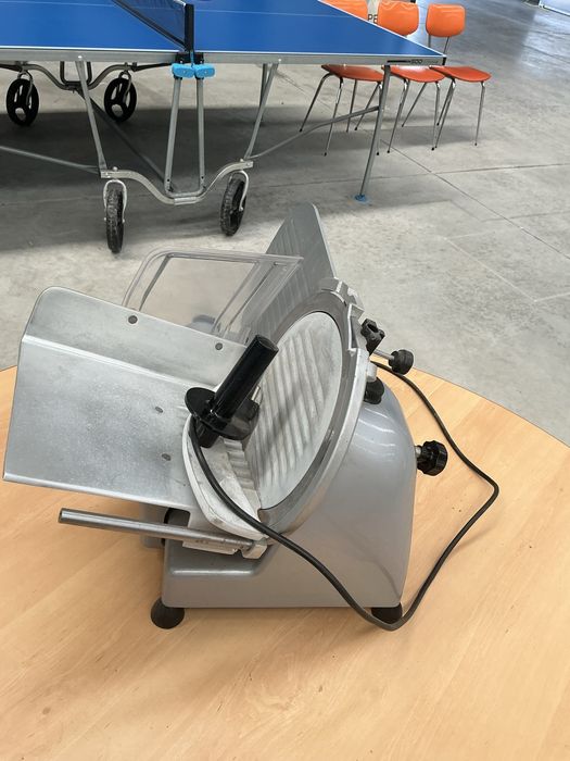 Máquina de Fatiar Frios / Fiambreira / Profissional