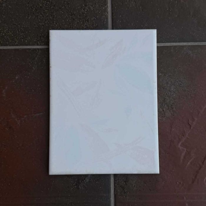 Białe płytki ze wzorkiem poremontowe 59 sztuk 15cm x 20 cm