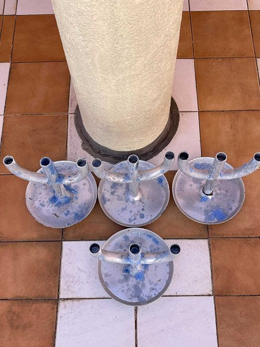 Castiçais de metal para velas grandes