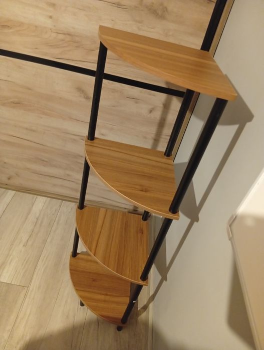 Regał z półkami drewnopochodny