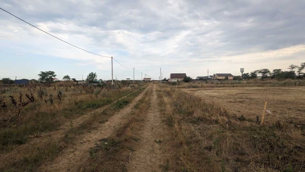 Участок Молодежное 10 соток,свет по улице, вода ведется центральная