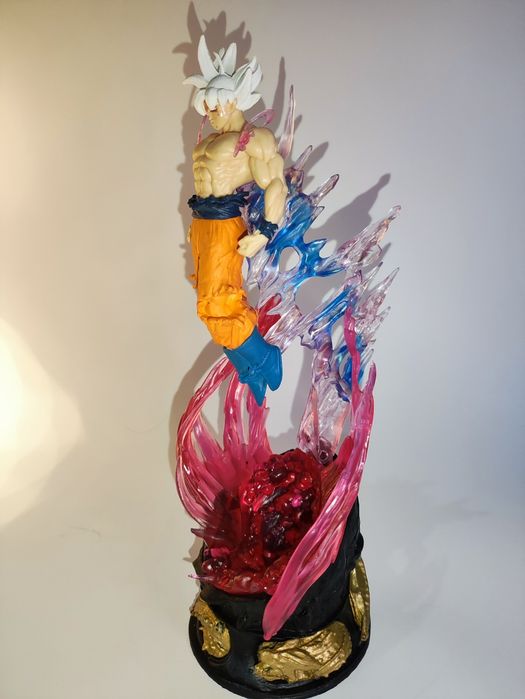 Son Goku Super Sayajin Branco — Figura 24cm com Luz (Dragon Ball)