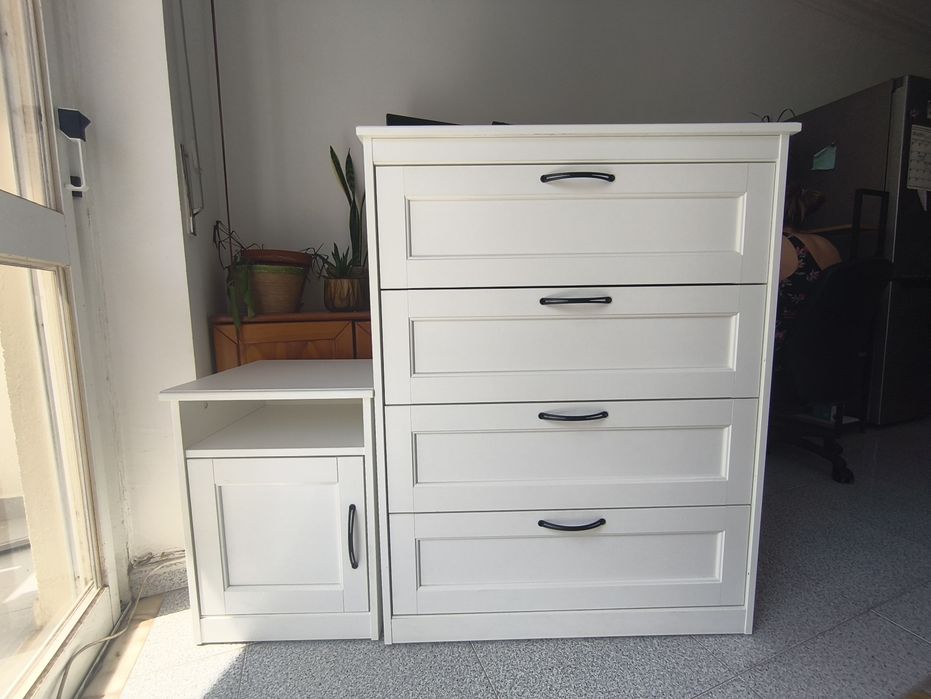 Conjunto de quarto SONGESAND: cómoda (4 gavetas) + mesa de cabeceira