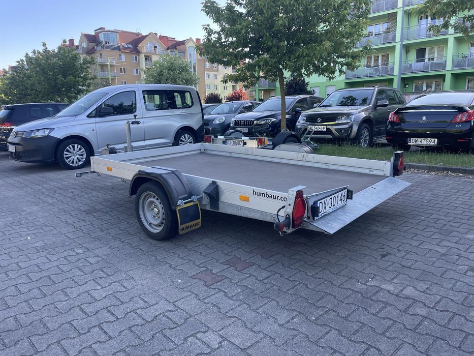 Przyczepa Humbaur do przewożenia motocykli, quadów lub małych samochodów typu Smart.
