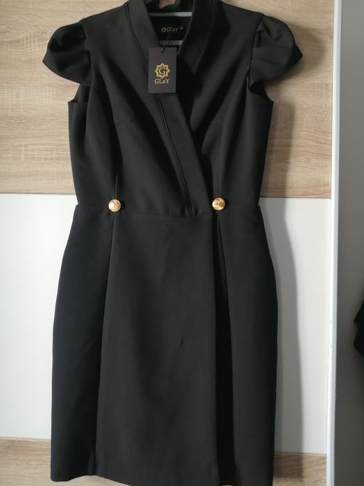 Vestido preto elegante por estrear