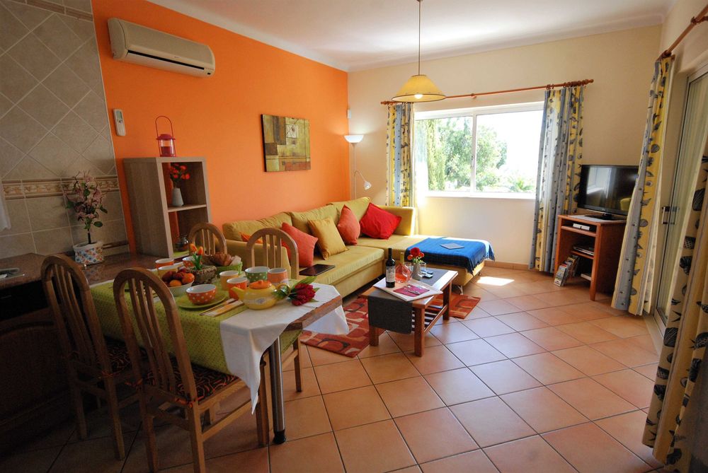 Apartamento independente T2 na espetacular vivenda, piscina comum, perto de zona antiga de Albufeira