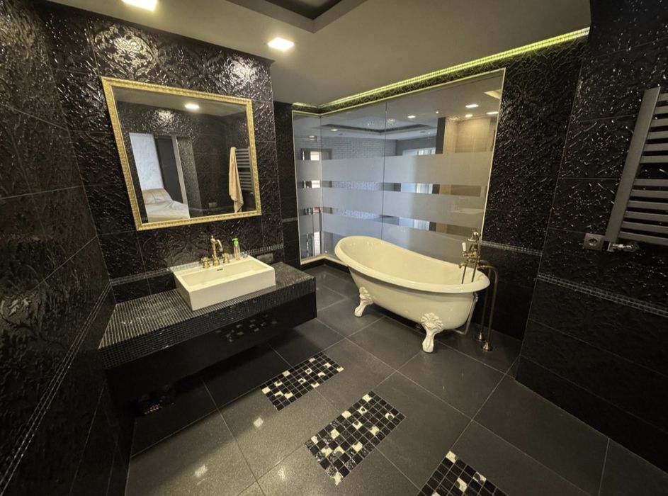 Дворівнева квартира 230 кв.м. Одна на поверху. Панорама парку Софіївка