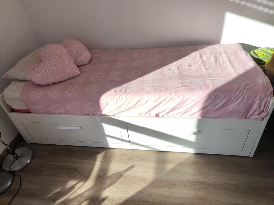 Quarto completo com mesinha, cómoda