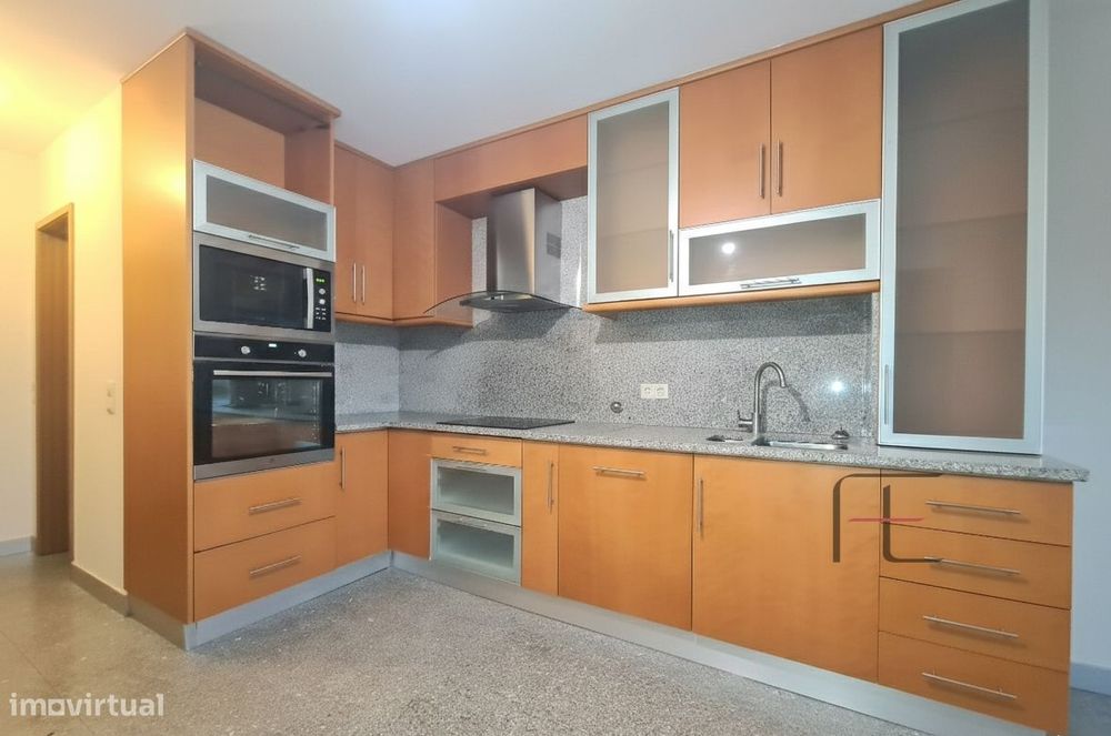 Arrendamento T3 São Félix da Marinha, Segunda Linha Praia, Vista Mar