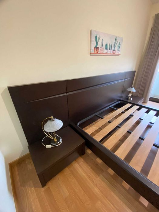 Cama + Estrado 160x200, mesinhas de cabeceira incorporadas