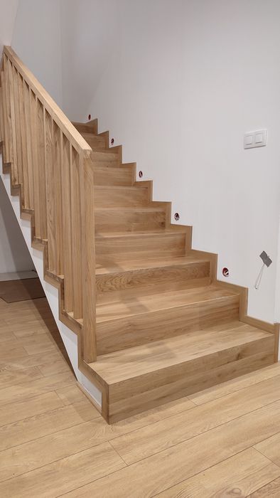 Schody dębowe, lakierowane, dopasowane do potrzeb, na beton, dywanowe.