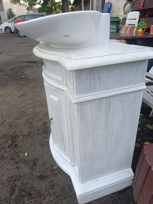 Śliczna szafka,zlew ,wezyki
