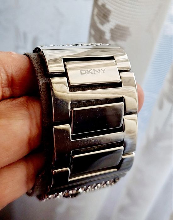 Relógio DKNY com cristais Swarovski