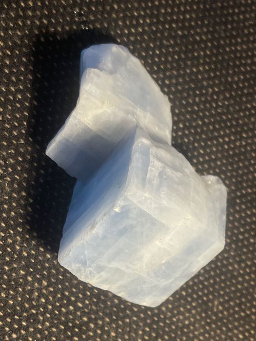 Cristal de calcita azul natural em bruto