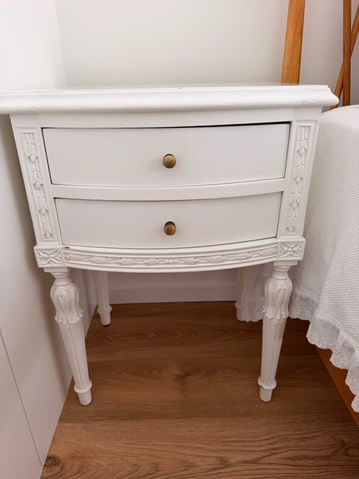 Mesa de cabeceira clássica lacada em branco