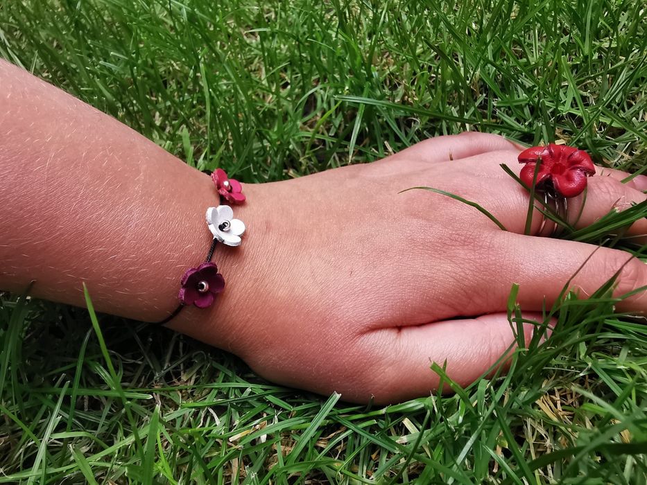 Bransoletka regulowana z kwiatkami ze skóry. Handmade, jak nowa