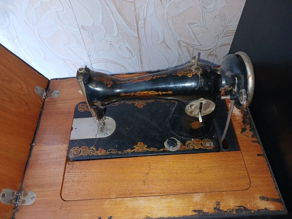 Швейная машинка с ножным приводом находится в тумбочке