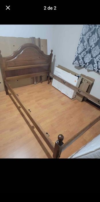 Cama de corpo e meio em madeira maciça.