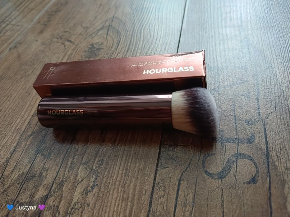 Nowy pędzel HOURGLASS Vanish Seamless Finish do podkładu