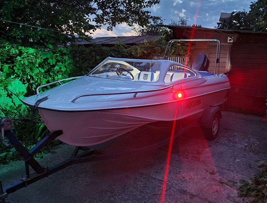 Катер для романтичних прогулянок.